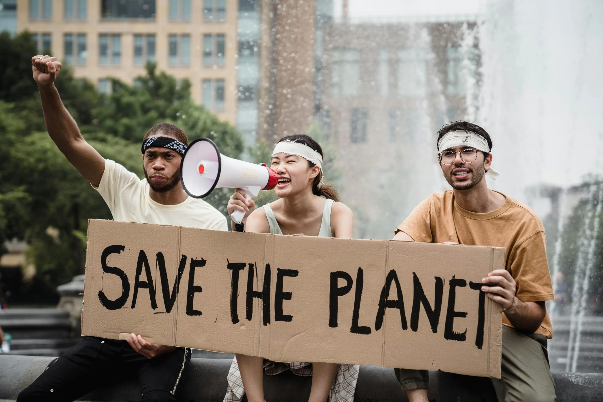 Activistas con pancarta Save the Planet